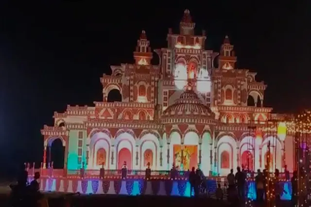 बर्नपुर की नक्षत्रोटा बाराडीघरी जनकल्याण समिति की कालीपूजा टीम भुवनेश्वर मंदिर की शैली में एक मंडप है