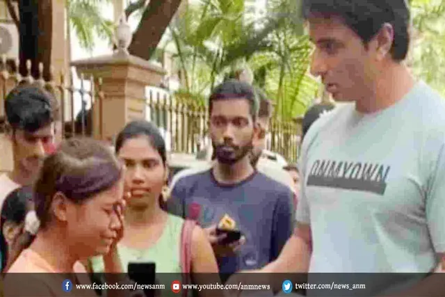 फरियादियों की भीड़ से खुद मिले सोनू सूद
