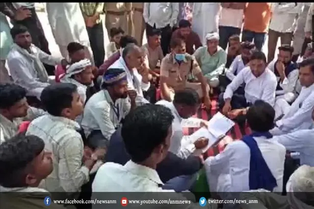 पीलीबंगा थाने के बाहर स्थानीय लोगों का प्रदर्शन