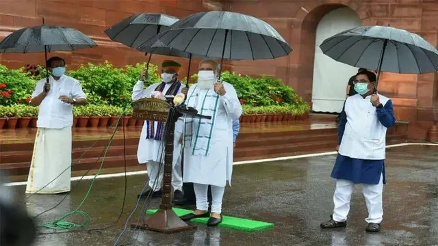 पीएम मोदी की तस्वीरें हो रही हैं वायरल