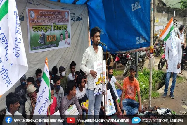 तृणमूल छात्र परिषद ने पेट्रोलियम उत्पादों की कीमतों में वृद्धि को लेकर किया विरोध प्रदर्शन