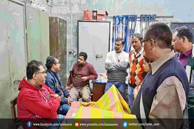 भ्रष्टाचार का आरोप में सरकारी कार्यालय में तोड़फोड़