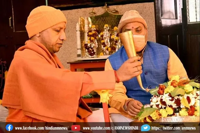 सीएम योगी ने गोरखनाथ मंदिर में किया रुद्राभिषेक