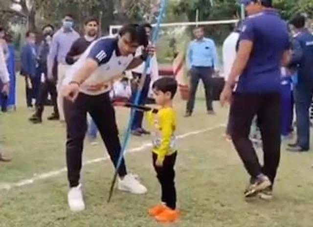 नीरज चोपड़ा ने स्कूल के बच्चों को दी जैवलिन थ्रो की ट्रेनिंग