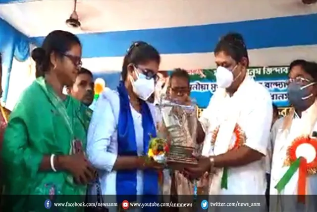 वस्त्र वितरण और सम्मान समारोह कार्यक्रम का आयोजन किया गया