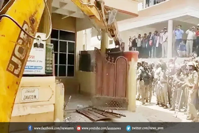 हिंसा के मास्टरमाइंड जावेद के घर पर चल रहे बुलडोजर,कई घंटे से कार्रवाई जारी