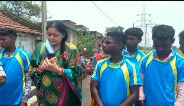 विधायक अग्निमित्रा पाल ने फुटबाल खिलाडियों को फुटबाल और जर्सी दी