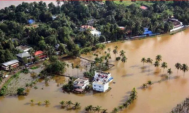 चीन में भीषण बाढ़ में 12 की मौत और एक लाख फंसे