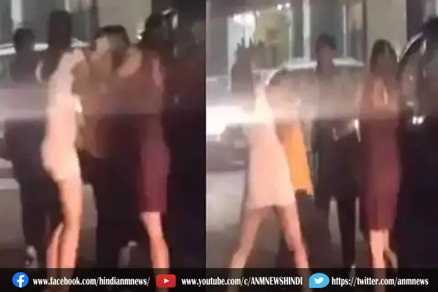 सड़क पर कार रोककर लड़ने लगीं लड़कियां