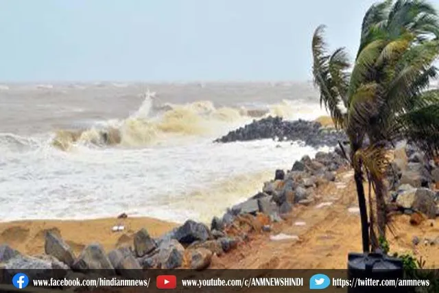 मुंबई में भारी बारिश से भूस्खलन