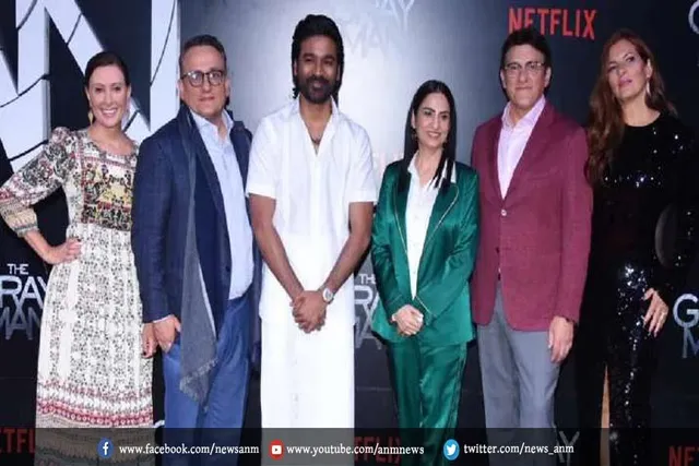 VIDEO: 'द ग्रे मैन' के प्रीमियर में लुंगी में पहुंचे धनुष