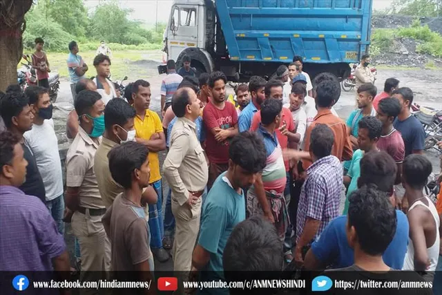 मेनेजमेन्ट कार्यलय का घेराव कर ग्रामवासियों ने किया विरोध प्रदर्शन