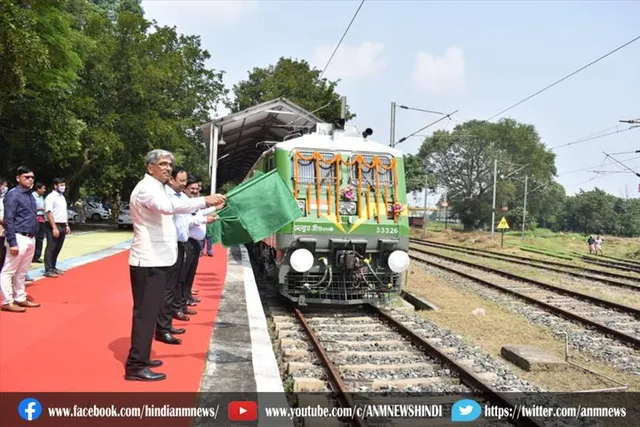 200वें रेल इंजन को दिखाई हरी झंडी