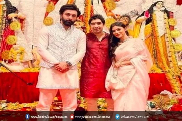 मौनी रॉय के साथ नजर आय रणबीर कपूर