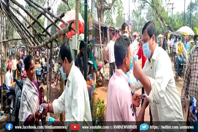 फरीदपुर ब्लाक के लाउदोहा में मास्क का वितरण