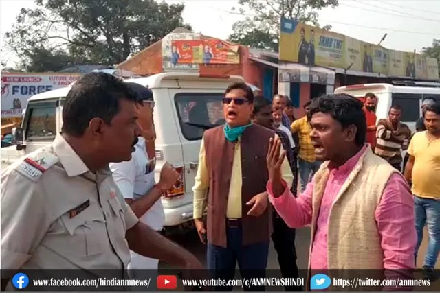 ट्रैफिक पुलिस की चेकिंग के दौरान तृणमूल नेता पर पुलिस को धमकाने का आरोप