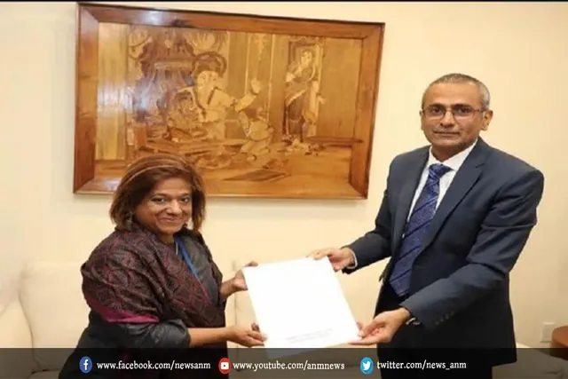 भारत ने आठ लाख डॉलर का चेक सौंपा