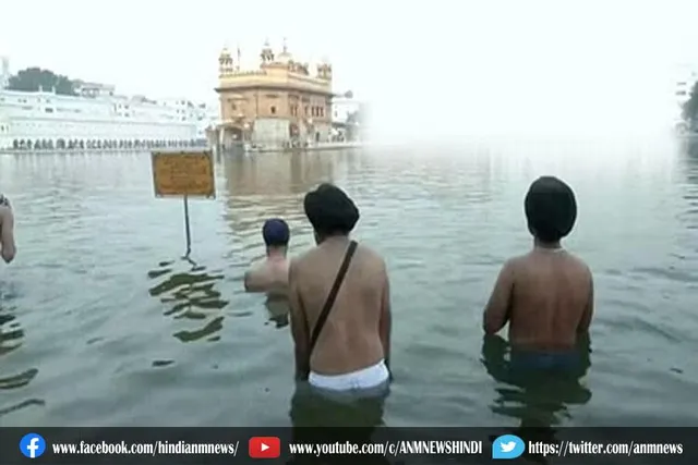 होली त्योहार के अवसर पर स्वर्ण मंदिर में भक्तों ने सरोवर में लगाई पवित्र डुबकी