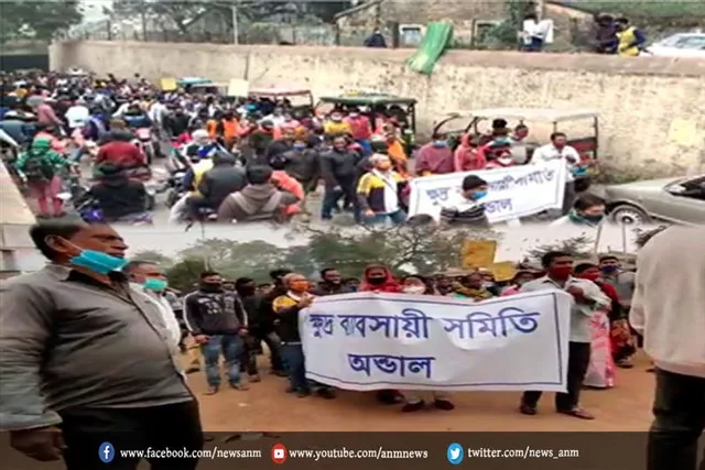 एक विरोध जुलूस के जरिए ज्ञापन सौंपकर पुनर्वास के बिना बेदखल न करने की मांग