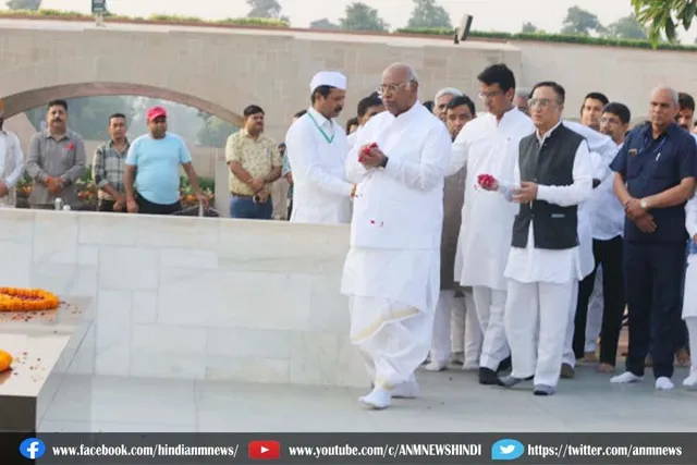 खरगे अध्यक्ष पदभार संभालने से पहले महात्मा गांधी को दी श्रद्धांजलि