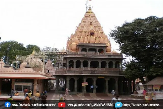 महाकाल मंदिर में प्रोटोकॉल टिकट बेचते हुए पकड़ाया युवक