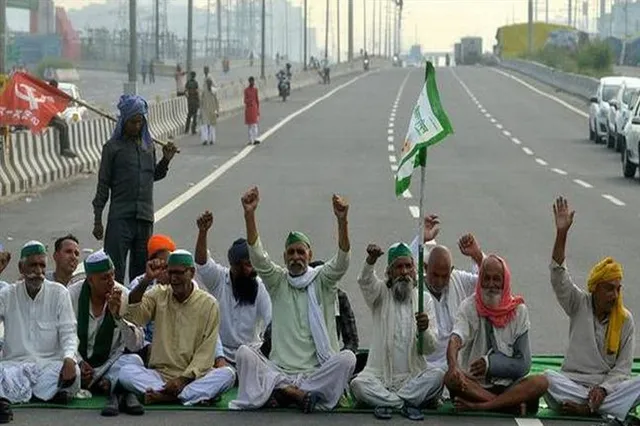 किसानों ने रोड से बैरिकेड्स हटाने शुरू कर दिए हैं