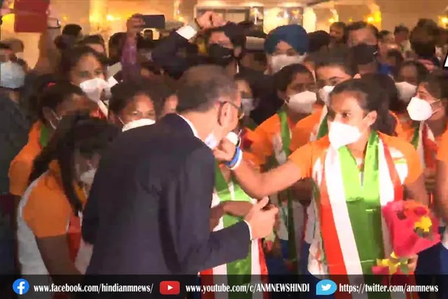 महिला हॉकी टीम ने काटा जश्न का केक