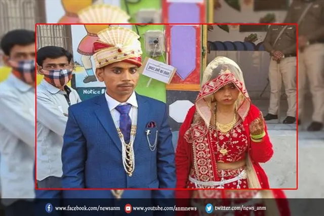 नवविवाहित जोड़े ने वोट डाला