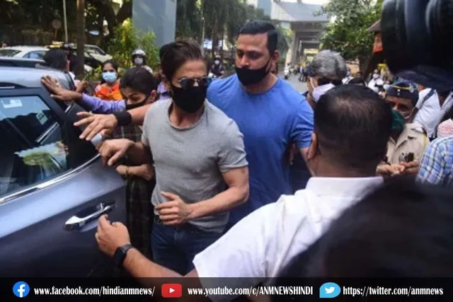 आर्यन खान को लेने घर से निकले शाहरुख खान
