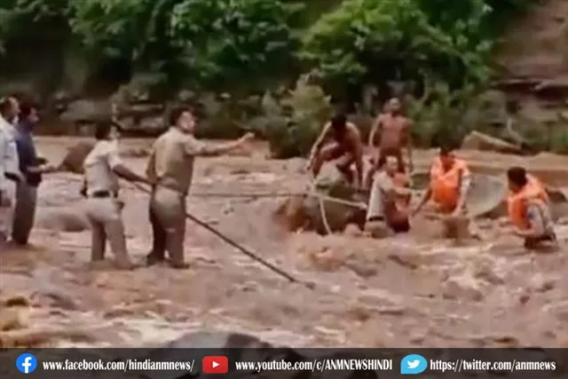 पुलिस ने जान पर खेलकर बचाई दो लोगों की जान