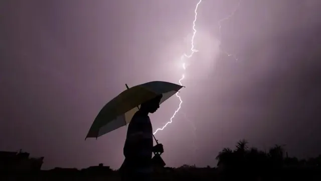 बिजली गिरने से UP में 37 लोगों की मौत