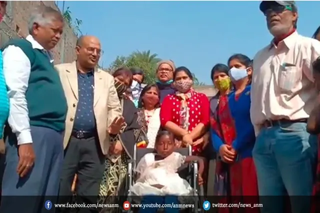 रानीगंज में दिव्यांग बच्ची को व्हीलचेयर किया गया प्रदान