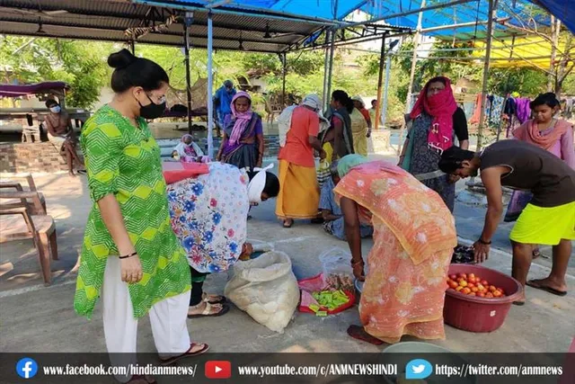 कुष्ठ बस्ती में बांटी राशन सामग्री