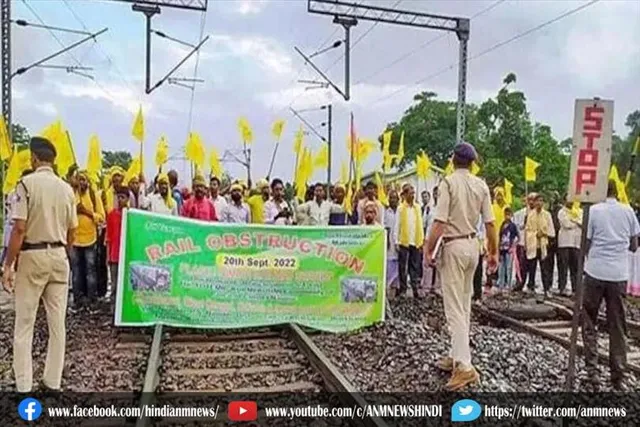 कुर्मी समुदाय के लोग रेलवे स्टेशनों को कर रहे हैं अवरुद्ध
