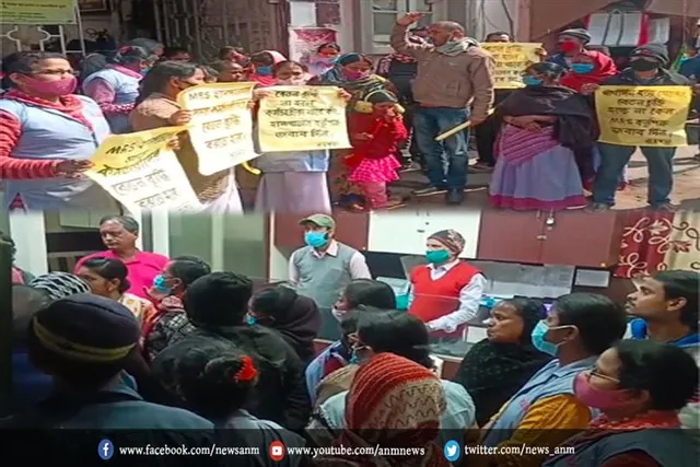 अस्पताल के कर्मचारियों ने वेतन को लेकर किया विरोध प्रदर्शन