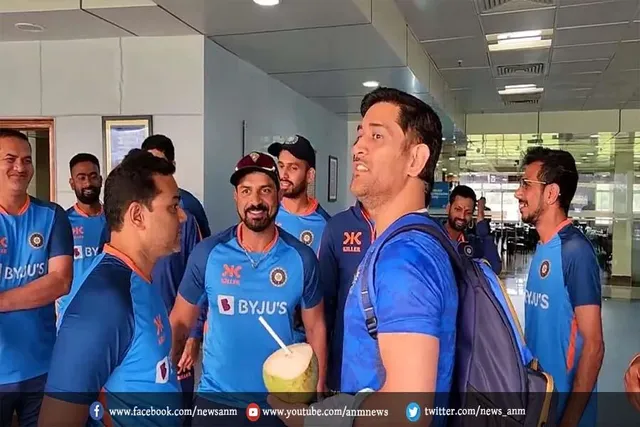 धोनी ने टीम इंडिया को दिया सरप्राइज