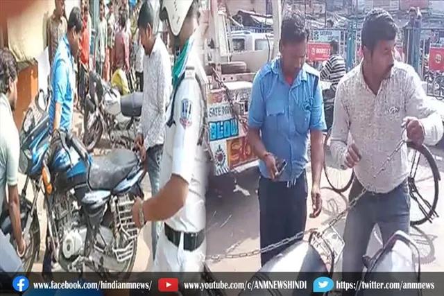 आसनसोल में सड़क किनारे खड़ी बाइकों को ट्रैफिक पुलिस ने किया जब्त