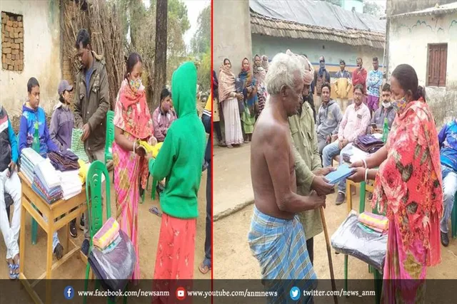 मकर संक्रांति और बांधना पर्व के अवसर पर जरूरतमंदों को बांटे गए वस्त्र