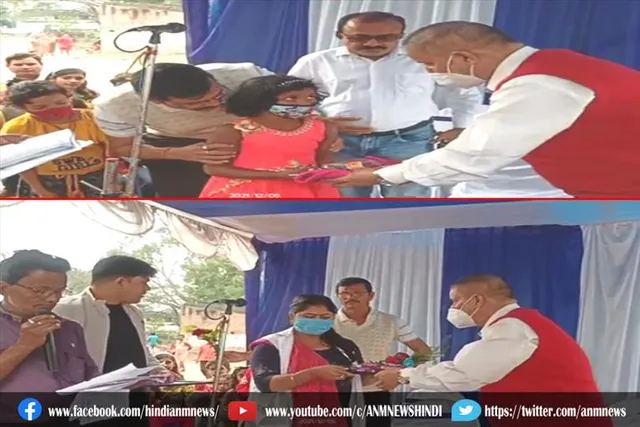 करीब 500 बच्चों को टी-शर्ट चप्पल सहित लेखन सामग्रीओं का वितरण किया गया