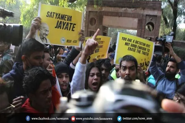 डीयू में स्क्रीनिंग से पहले बवाल