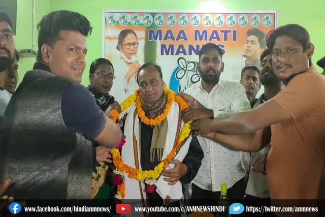 उज्जवल चटर्जी को पुष्पगुच्छ एवं उत्तरीय पहनाकर किया सम्मानित