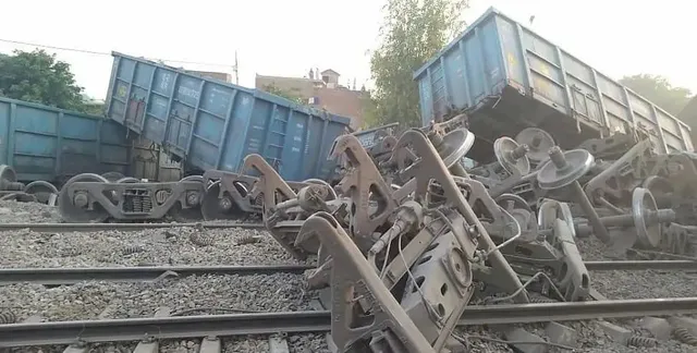 दिल्ली-हावड़ा रेल मार्ग पर मालगाड़ी के आधा दर्जन डिब्बे पलटे
