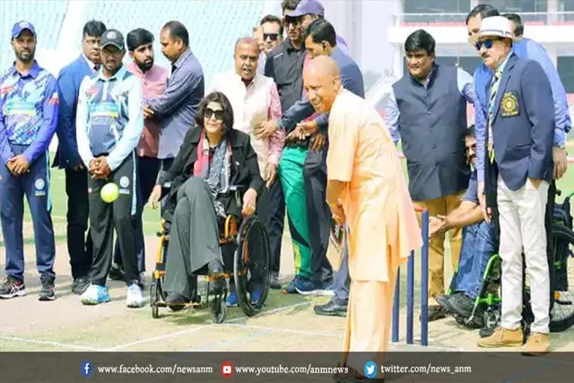 सीएम योगी ने बल्लेबाजी में आजमाया हाथ