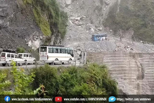 पहाड़ी मलबे के कारण लगा लंबा जाम, कई वाहन फंसे