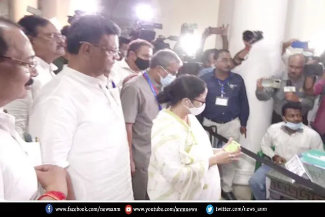 ममता बनर्जी वोट डालने पहुंची