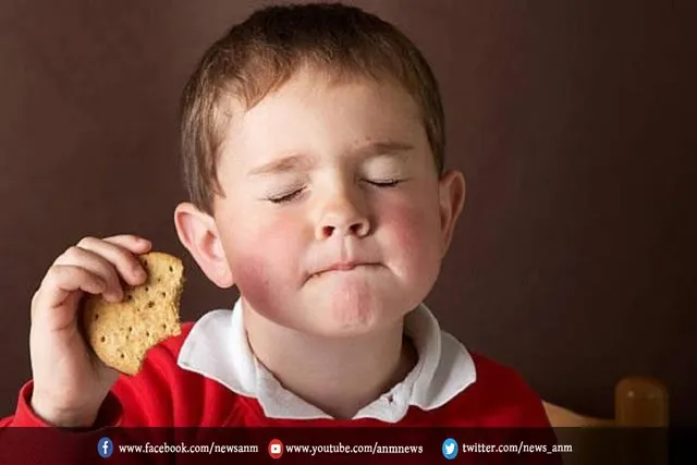 बच्चे को बिस्कुट खिलाने के नुकसान