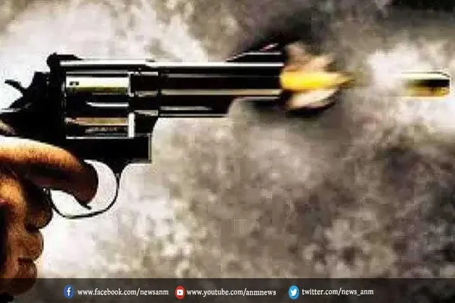 घर के बाहर बैठे शख्स पर फायरिंग