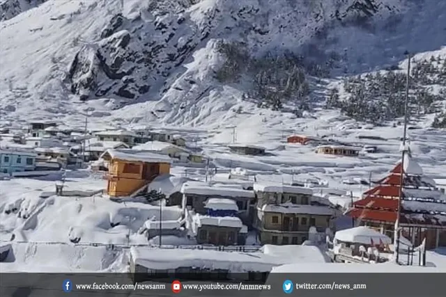उत्तराखंड में बर्फबारी: धूप खिली तो सुंदर नजारा देखने काे मिला
