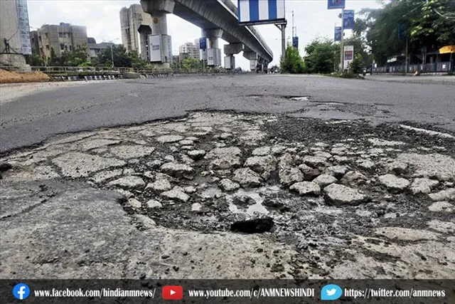 भारी बारिश के दौरान खुल गए डायमंड हार्बर तरताला रोड के गड्ढे