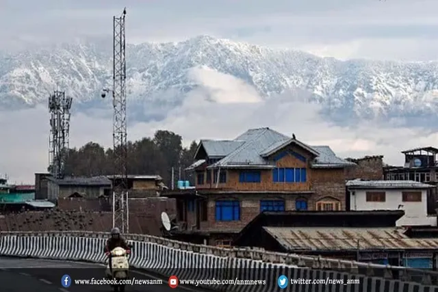पहाड़ी से रुक-रुक कर गिर रहे हैं पत्थर, क्या हैं वजह ?
